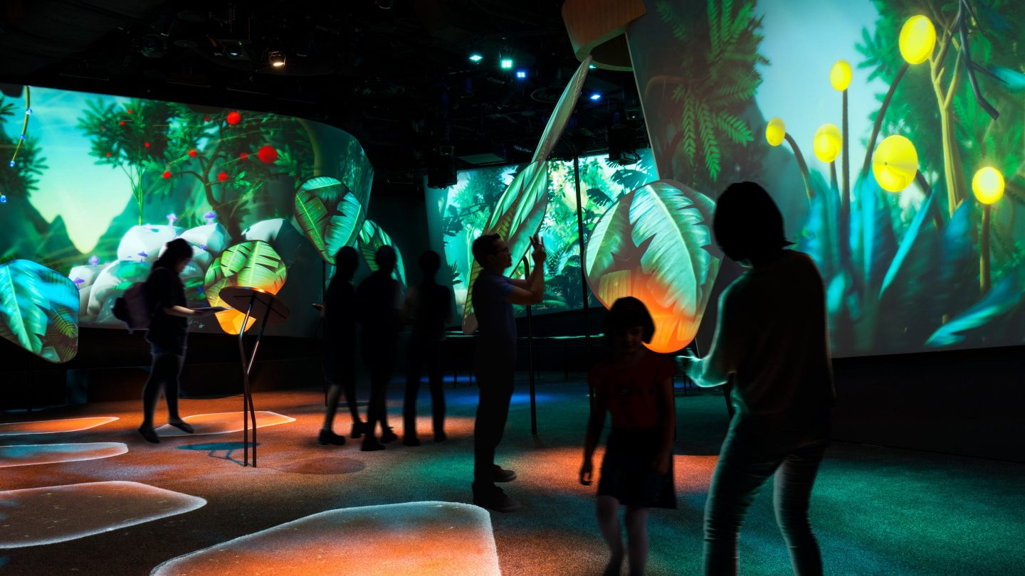 Weitwinkelansicht des Garden of Harmony im Changi Experience Studio, mit interaktiven Naturelementen