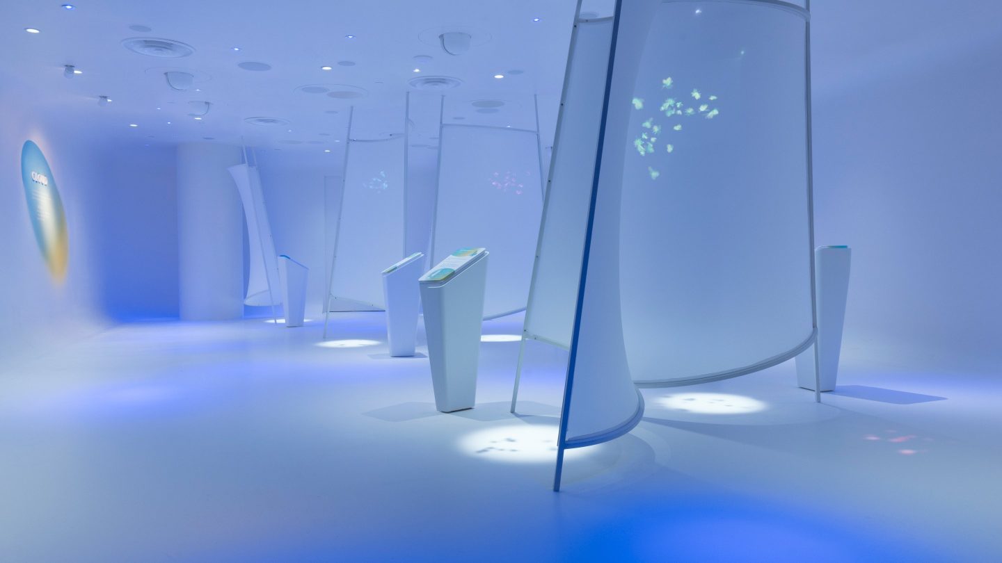 Weitwinkelansicht des Cloud-Bereichs im Changi Experience Studio mit interaktiven Projektionen und digitalen Schmetterlingen