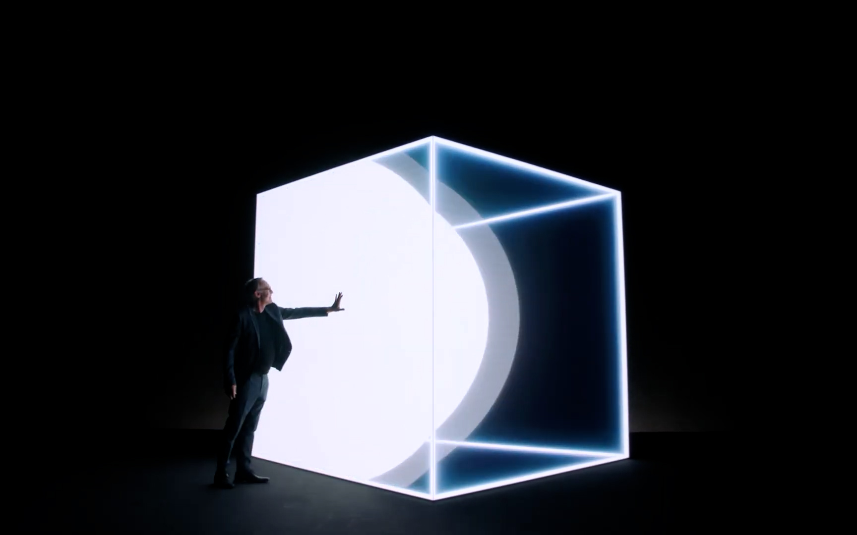 Christoph Süß aktiviert den LED Cube