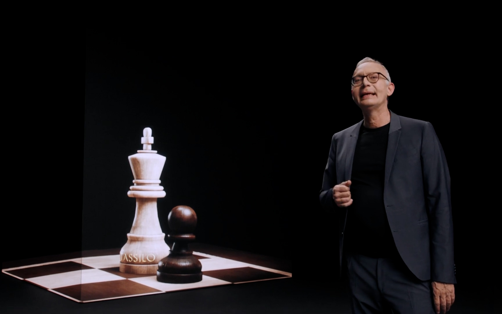 Christoph Süß spricht über die Schachfiguren Tassilo und Karl