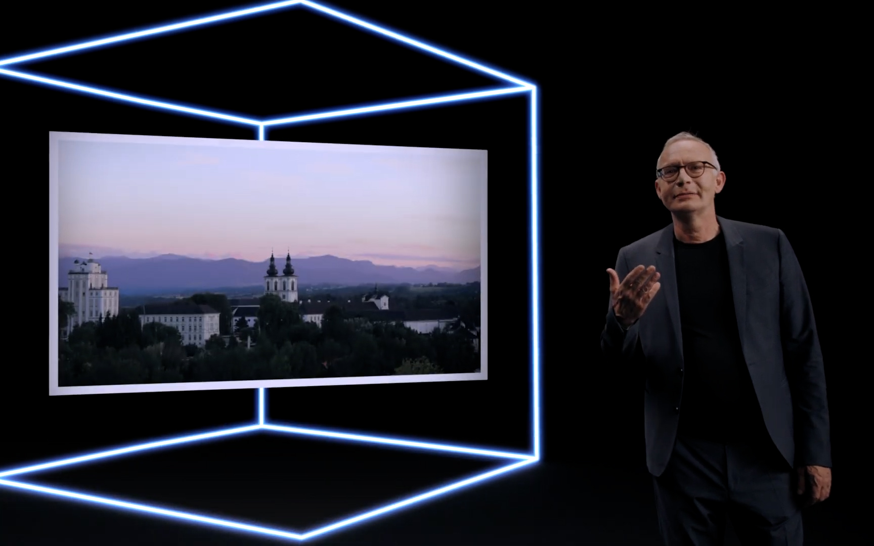 Der Cube mit Postkarten von Salzburg