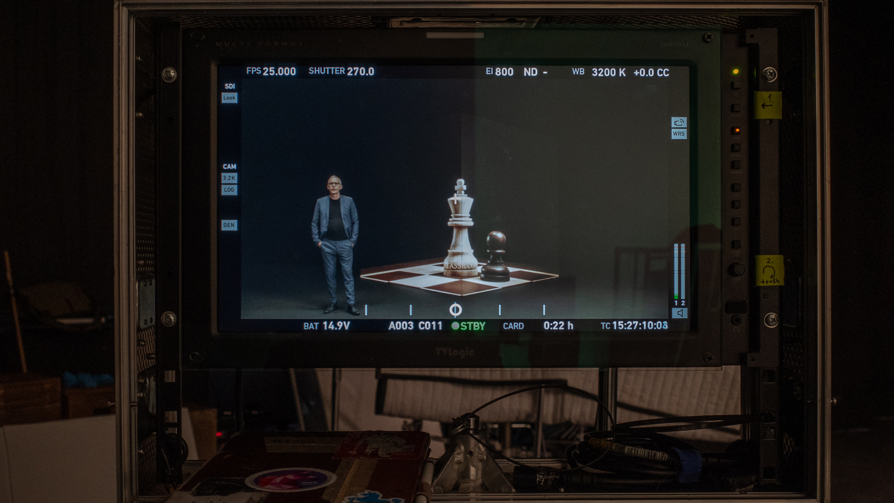Filmset, Standaufnahme Christoph Süß und das Schachbrett